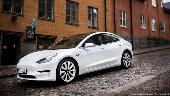 На такій Tesla їздить берлінська міністерка На такій Tesla їздить берлінська міністерка