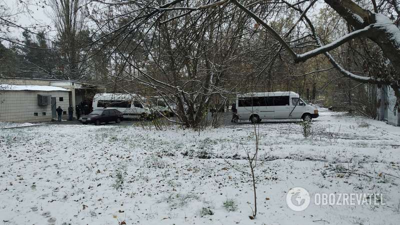 Катафалки занимают всю стоянку перед моргом.