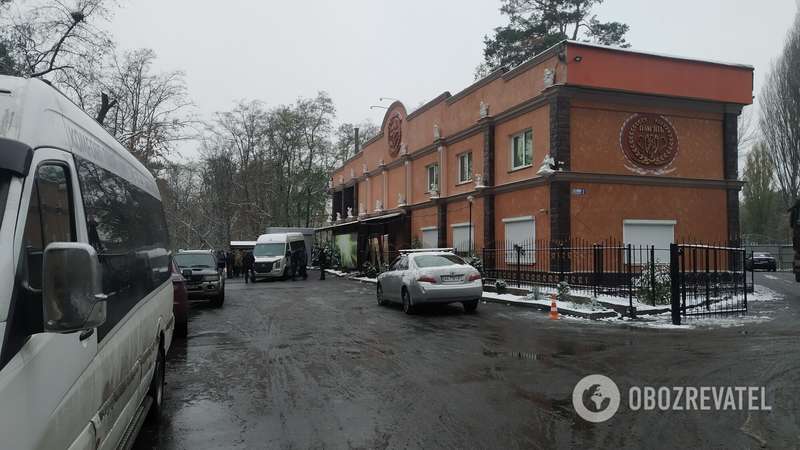 Частный морг тоже работает ежедневно.