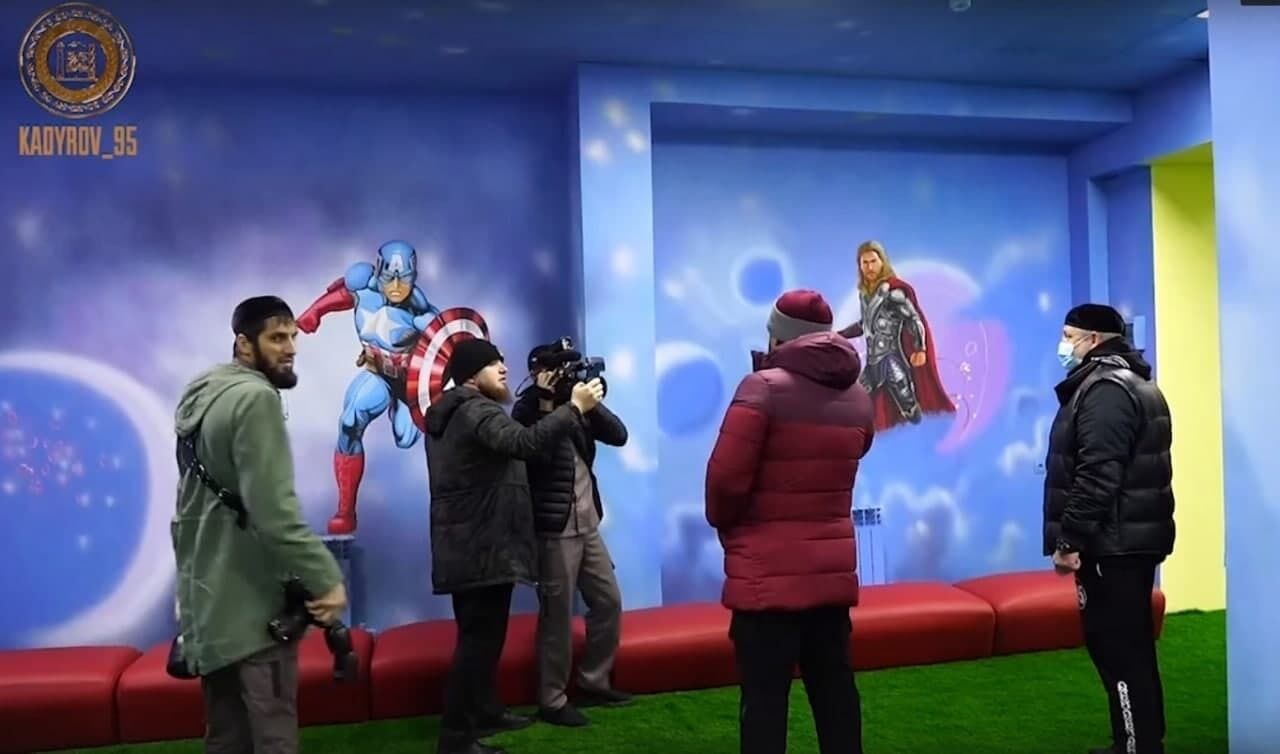 По требованию Кадырова со стен детского центра в Чечне убрали героев Marvel: на что заменили