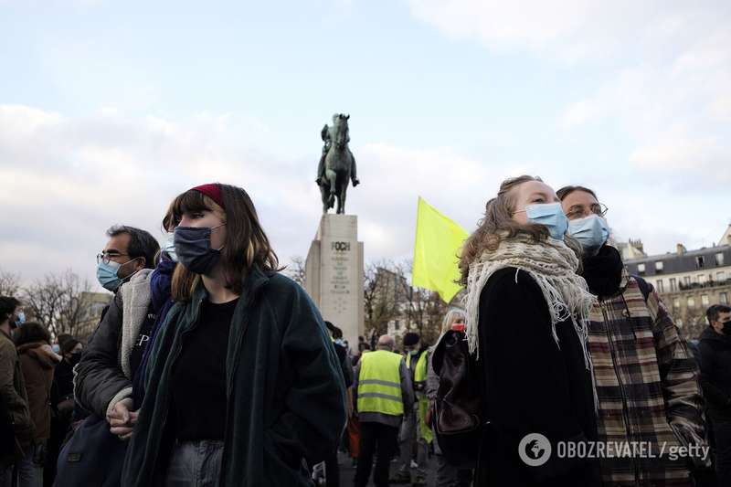 Парижане тысячами вышли на улицы столицы