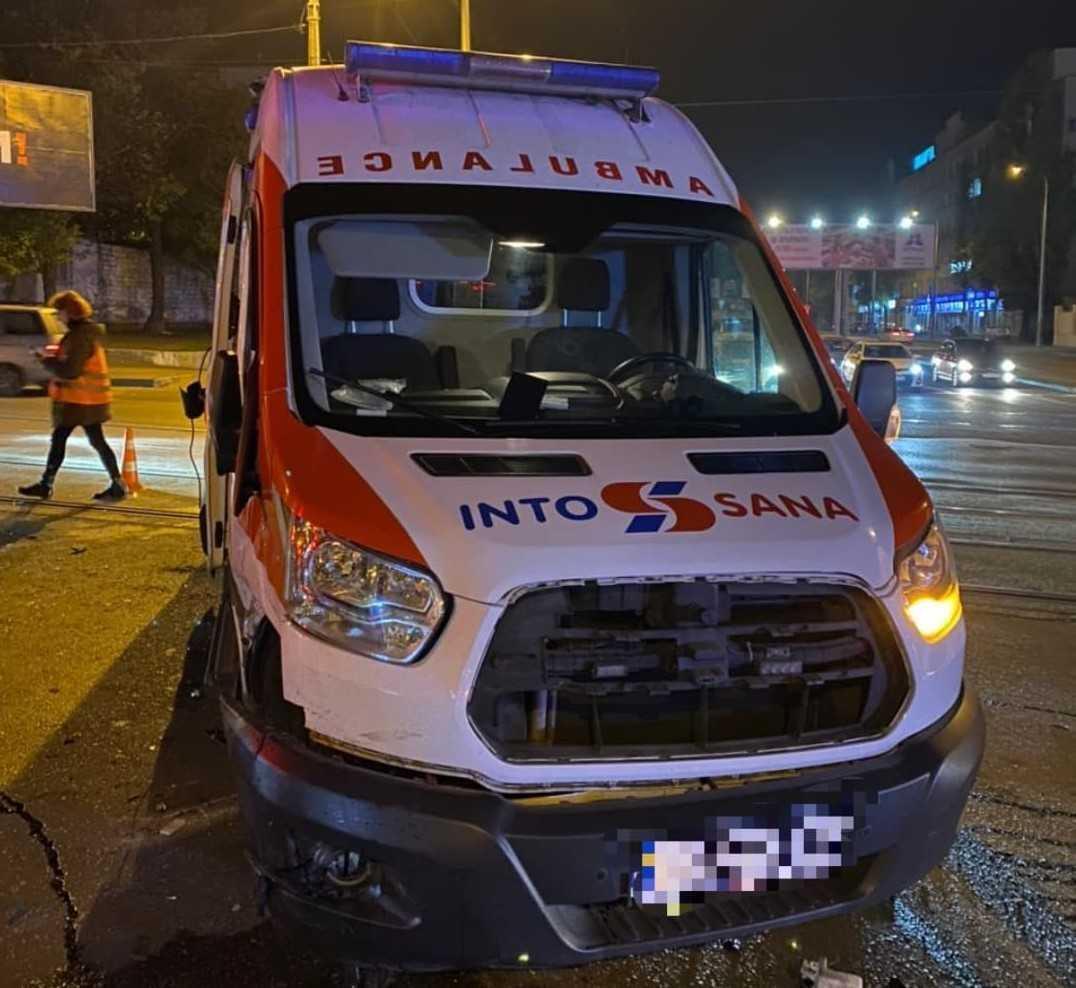 По данным правоохранителей, в результате ДТП скорая перевернулась dqxikeidqxidqrant