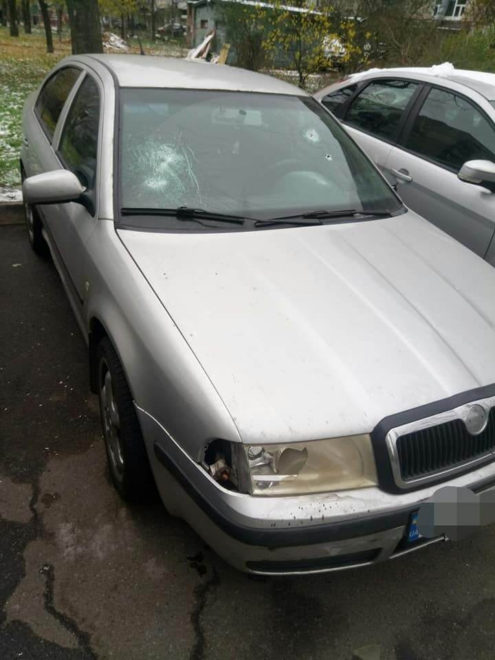 В Киеве неизвестные обстреляли авто dqxikeidqxidqeant