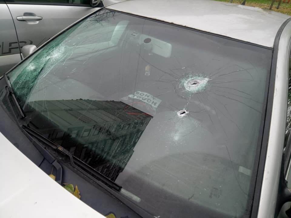 Выстрелы пришлись на лобовое стекло авто