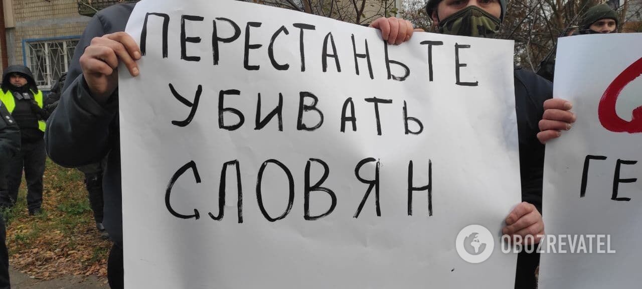 Демонстранты держали плакаты в руках. dqxikeidqxidqeant