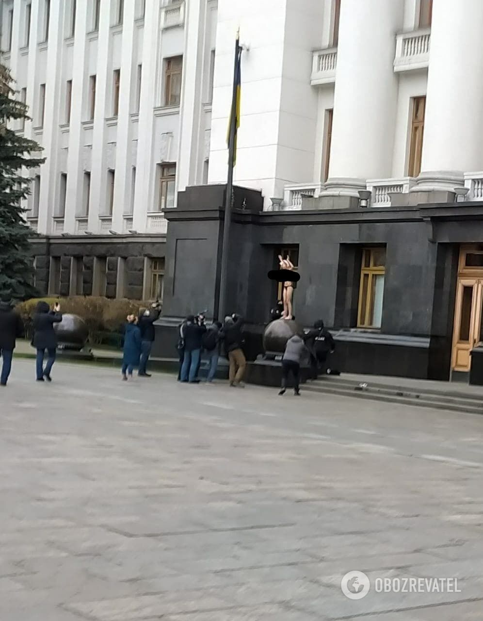 Активистка залезла на шар dqxikeidqxidqrant