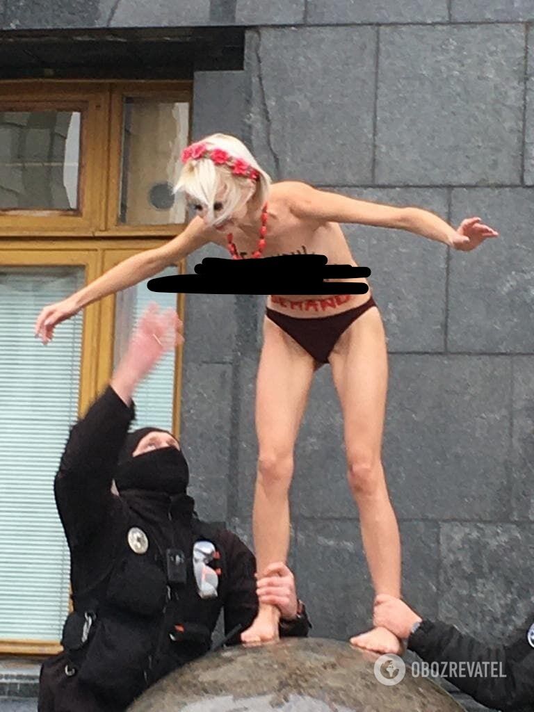 Правоохранители сняли девушку с шара