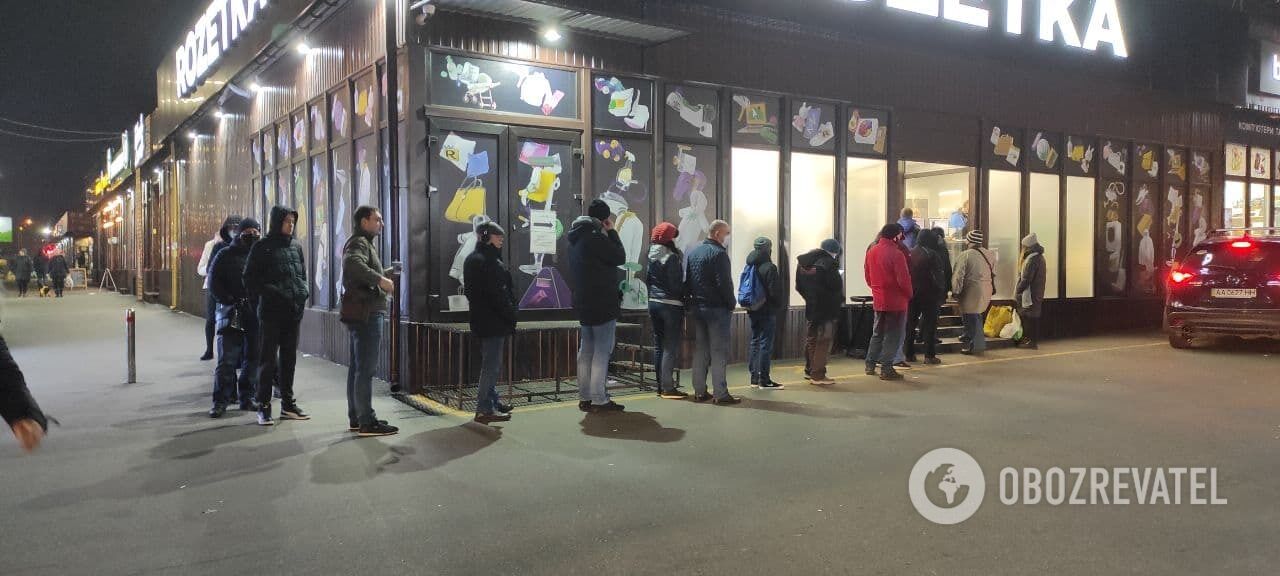 В очереди в магазин люди часто не соблюдали дистанцию dqxikeidqxidqeant