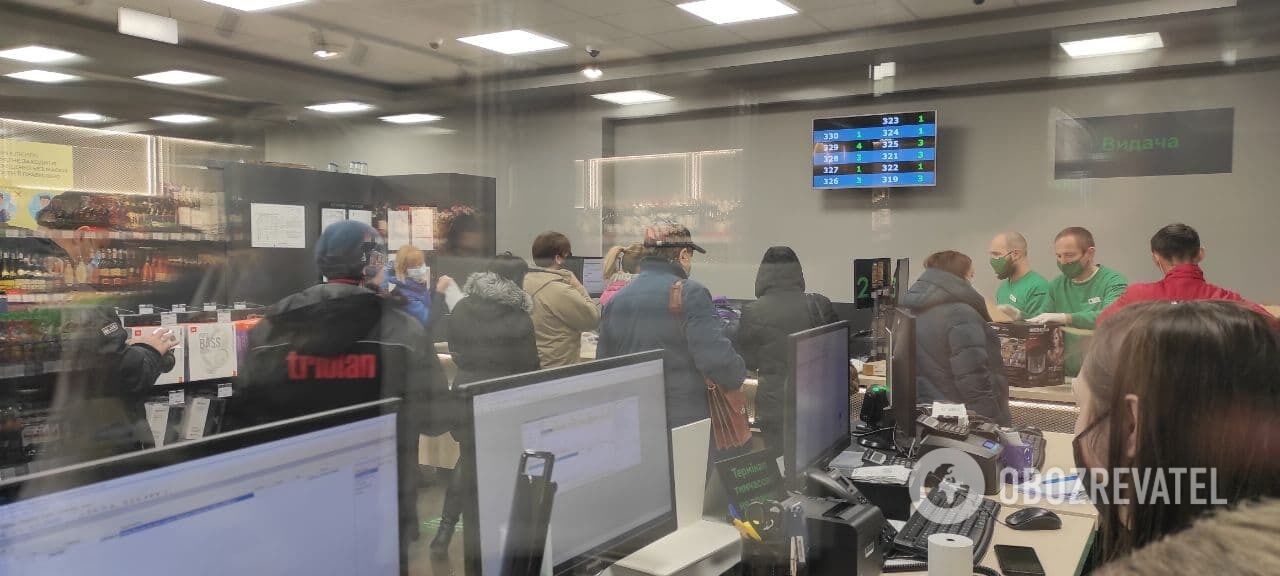 В торгом зале площадью 16 кв. м. было около 20 покупателей