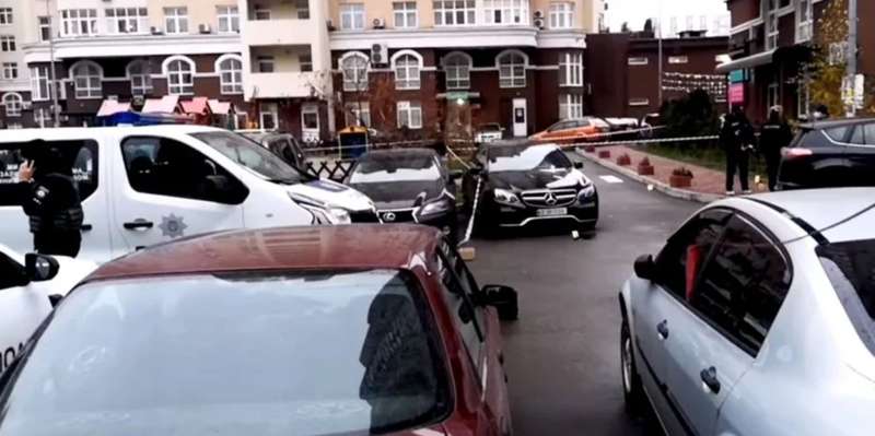 В Киеве обстреляли авто. dqxikeidqxidqeant