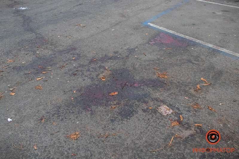 Возле ресторана была кровь.