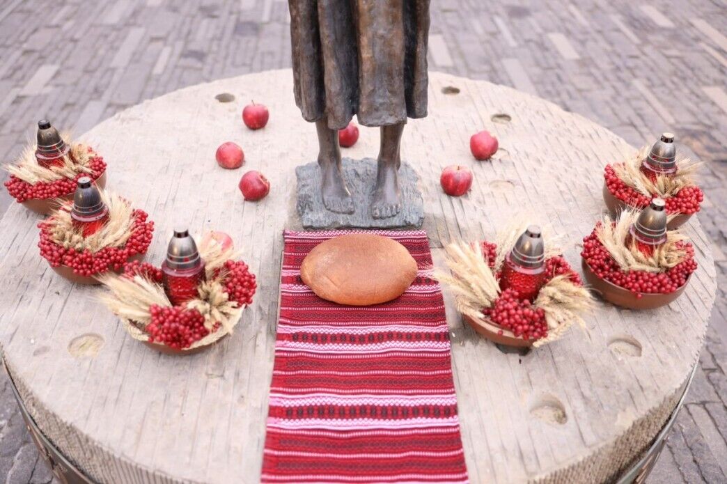 Президент и первая леди почтили память жертв Голодомора.