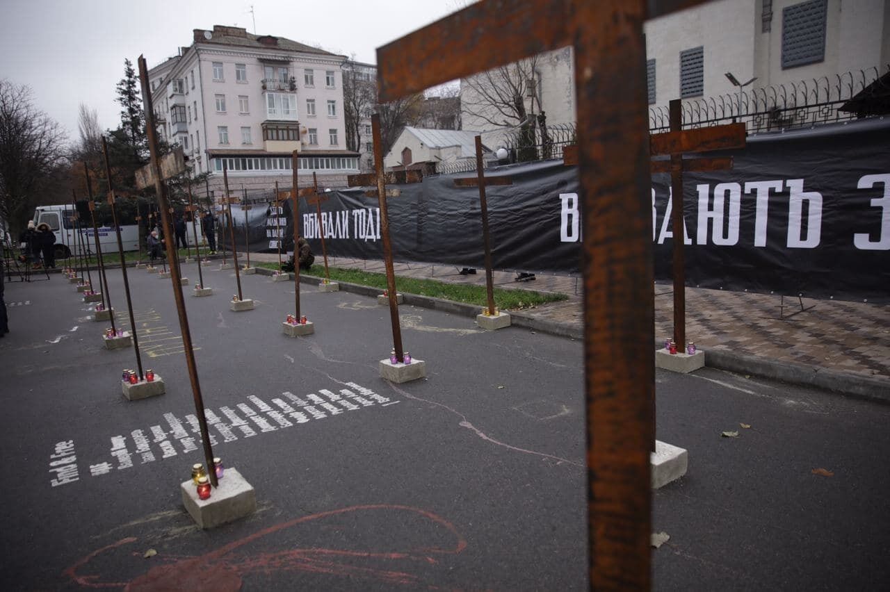 Под зданием установили 33 креста dqxikeidqxidqrant