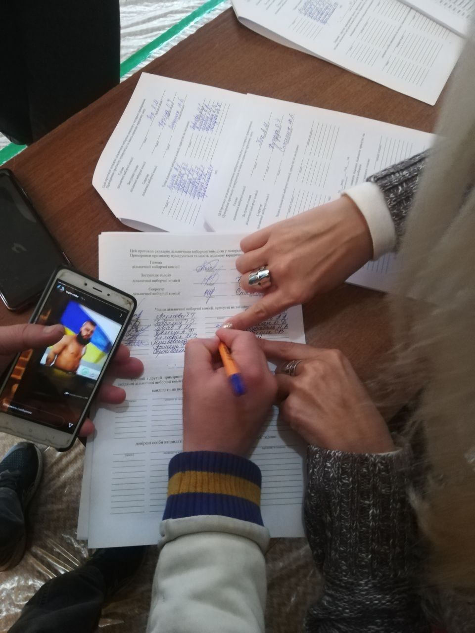 В Черновцах члены УИК заполнили протокол подсчета голосов dqxikeidqxidqrant