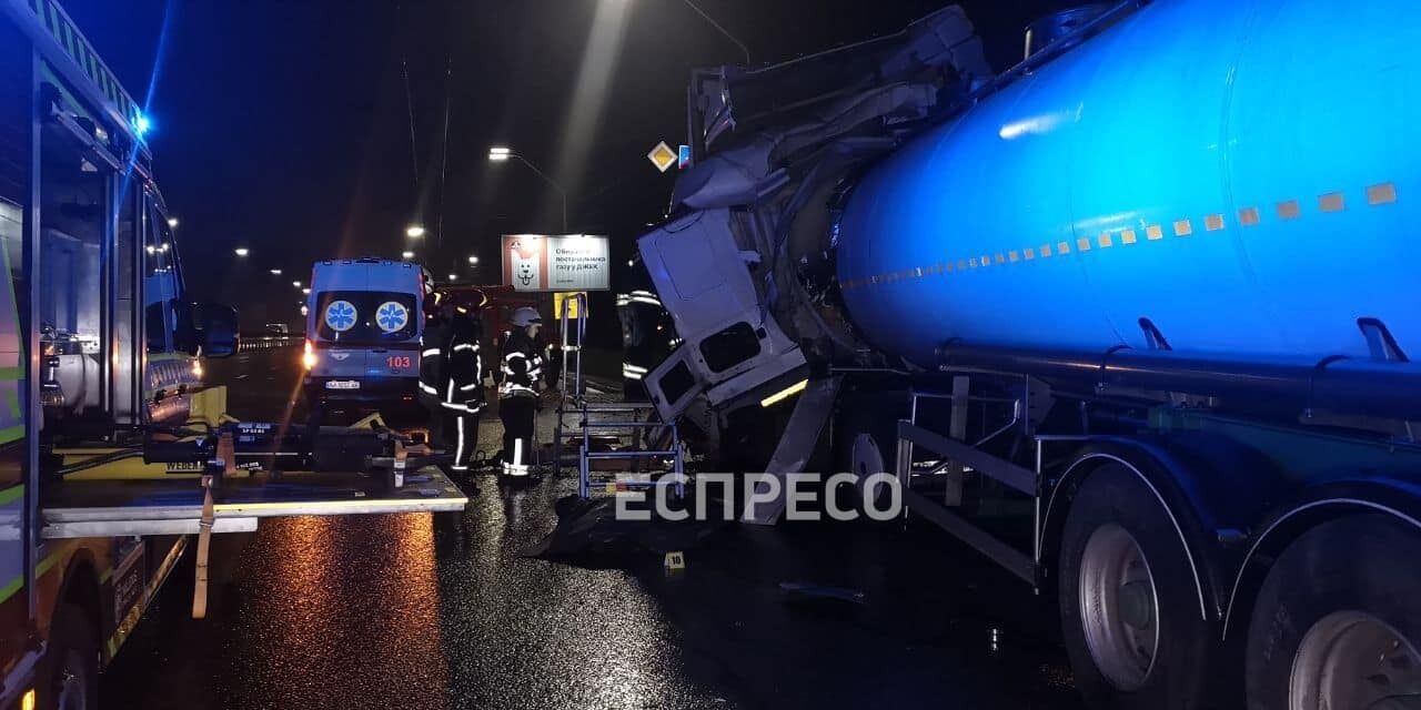 В Киеве бензовоз протаранил фуру: есть погибший. Фото и видео dqxikeidqxidqeant
