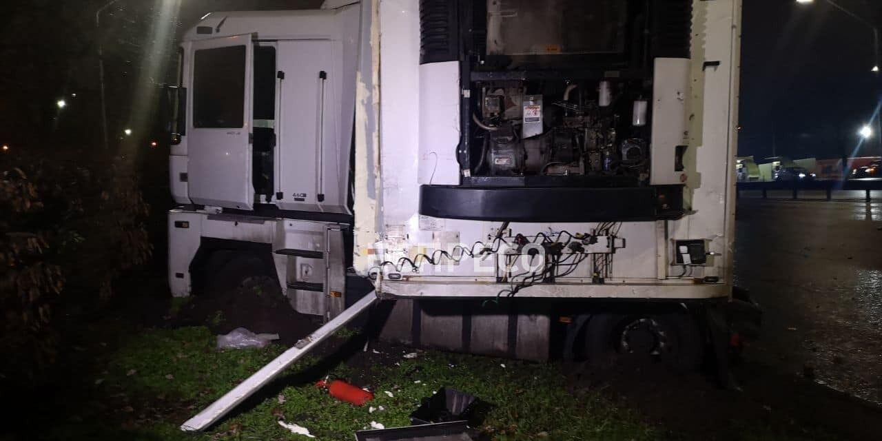 В Киеве бензовоз протаранил фуру: есть погибший. Фото и видео