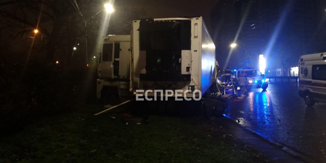 В Киеве бензовоз протаранил фуру: есть погибший. Фото и видео
