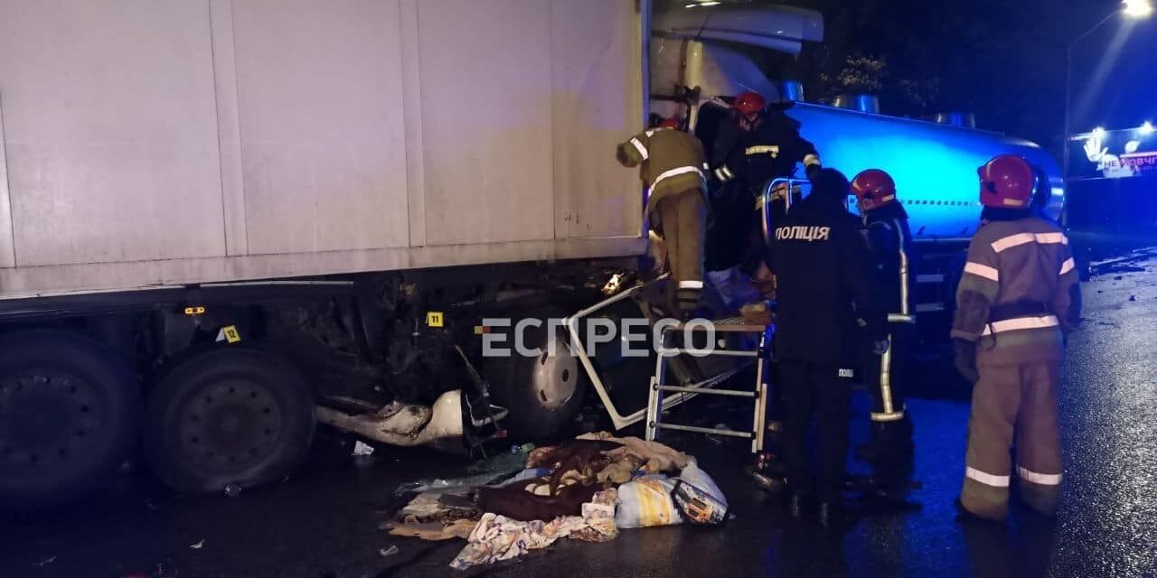 В Киеве бензовоз протаранил фуру: есть погибший. Фото и видео