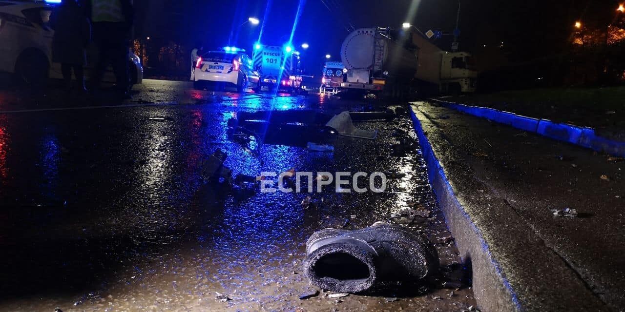 В Киеве бензовоз протаранил фуру: есть погибший. Фото и видео