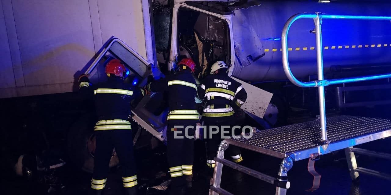 В Киеве бензовоз протаранил фуру: есть погибший. Фото и видео