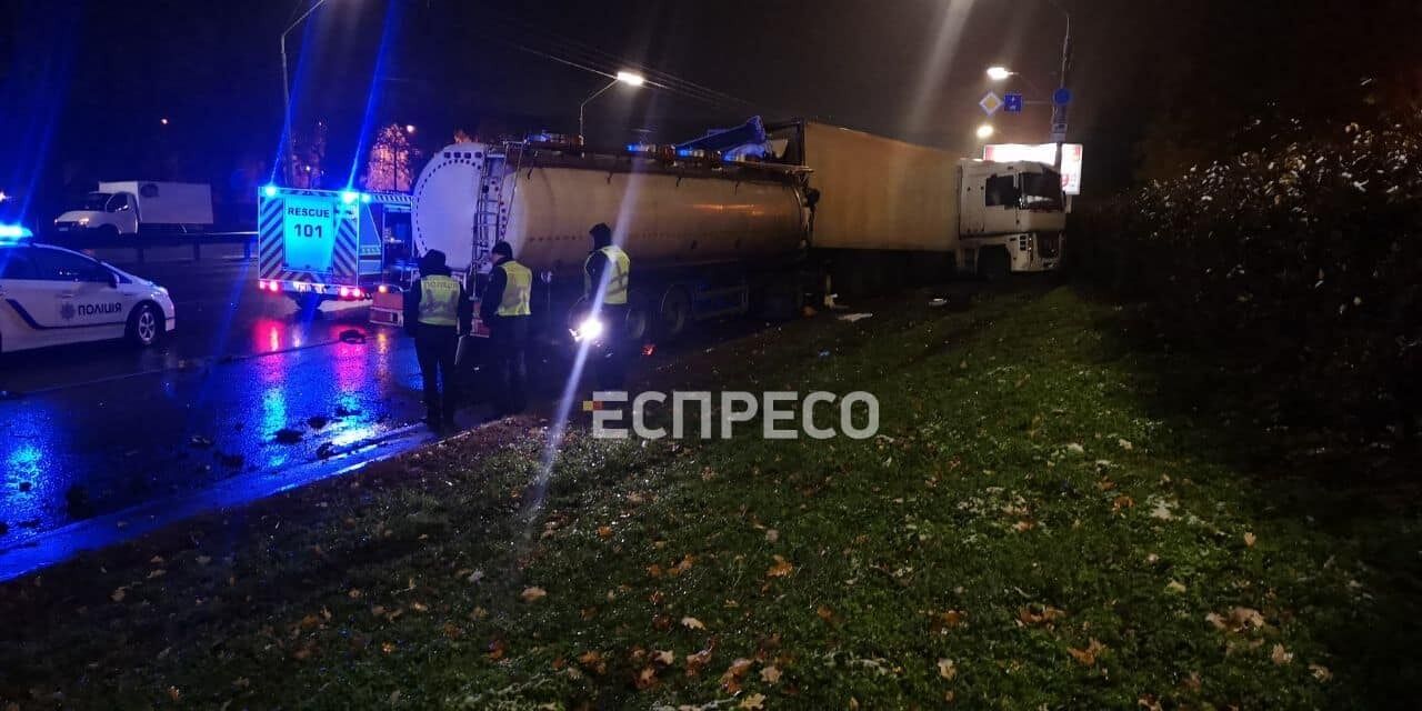 В Киеве бензовоз протаранил фуру: есть погибший. Фото и видео