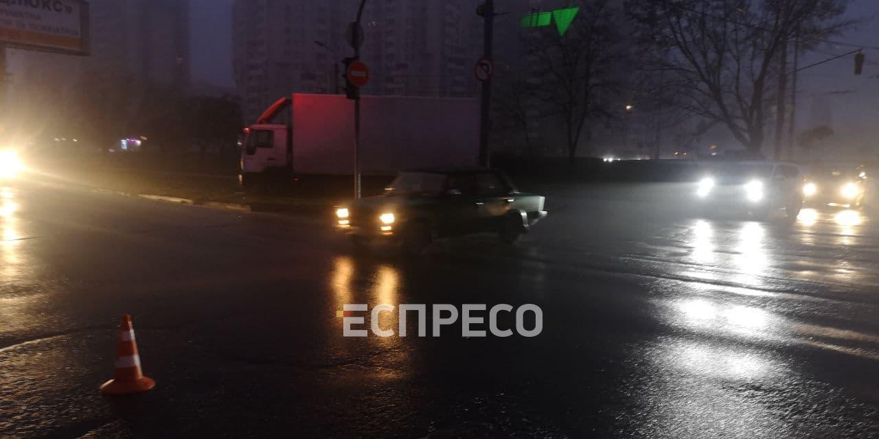 В Киеве грузовик столкнулся с грузовиком, есть пострадавшие. Фото: espreso.tv dqxikeidqxidqeant