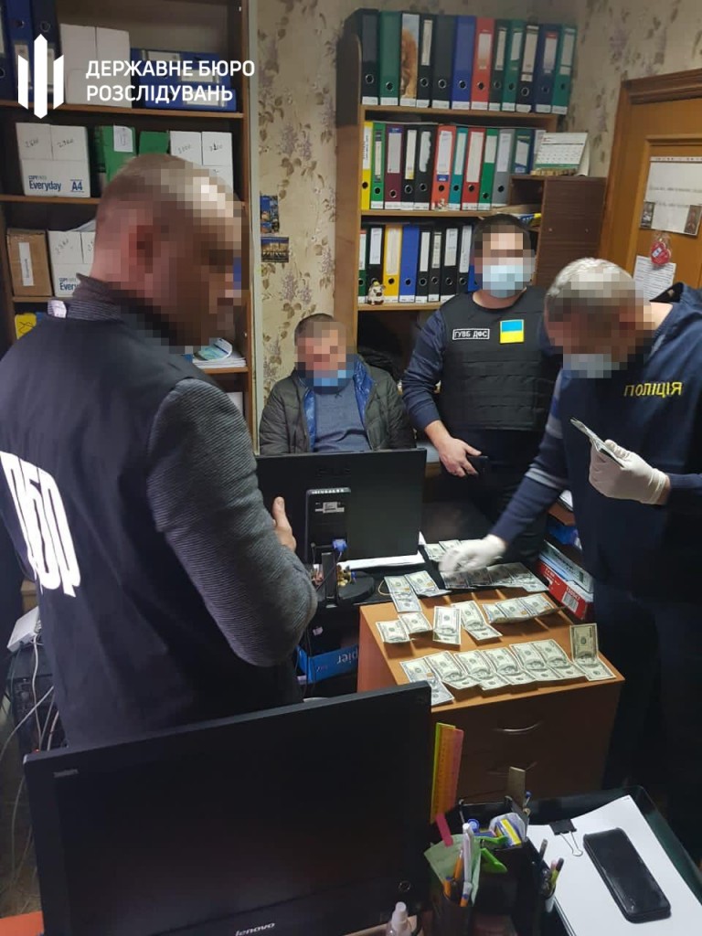 В Херсонской области на валютной взятке задержали налоговика dqxikeidqxidqeant