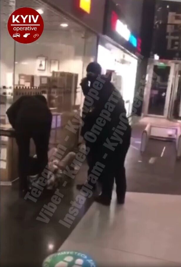 Посетитель пришел в ТРЦ без маски, но с шарфом на лице. dqxikeidqxidqrant