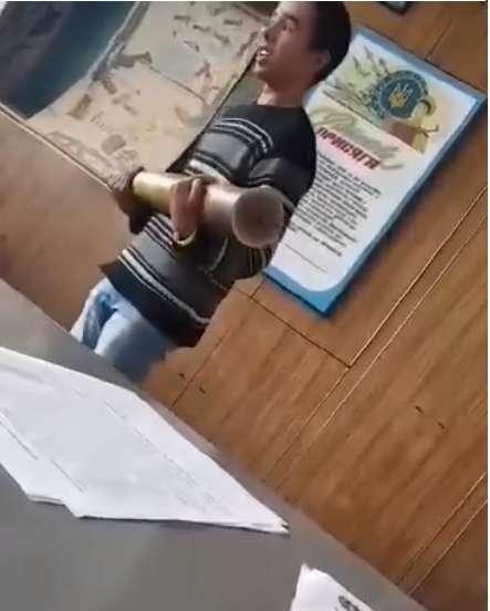 За опоздание ученик приседает с муляжом снаряда dqxikeidqxidqrant