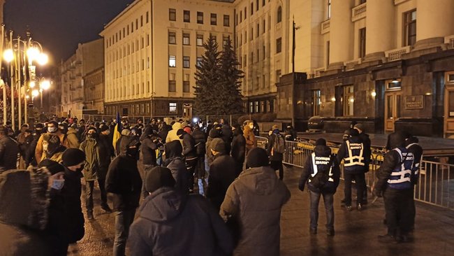 Возле Офиса Зеленского прошла акция Дезинфекция с требованием уволить Татарова, Ермака и Венедиктову 02 Возле Офиса Зеленского прошла акция Дезинфекция с требованием уволить Татарова, Ермака и Венедиктову 02 dqxikeidqxidqeant