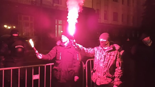 Возле Офиса Зеленского прошла акция Дезинфекция с требованием уволить Татарова, Ермака и Венедиктову 19 Возле Офиса Зеленского прошла акция Дезинфекция с требованием уволить Татарова, Ермака и Венедиктову 19