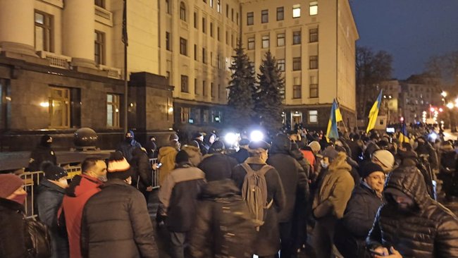 Возле Офиса Зеленского прошла акция Дезинфекция с требованием уволить Татарова, Ермака и Венедиктову 03 Возле Офиса Зеленского прошла акция Дезинфекция с требованием уволить Татарова, Ермака и Венедиктову 03