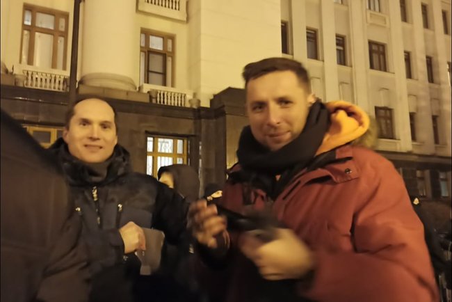 Возле Офиса Зеленского прошла акция Дезинфекция с требованием уволить Татарова, Ермака и Венедиктову 05 Возле Офиса Зеленского прошла акция Дезинфекция с требованием уволить Татарова, Ермака и Венедиктову 05