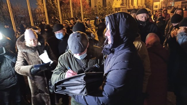 Возле Офиса Зеленского прошла акция Дезинфекция с требованием уволить Татарова, Ермака и Венедиктову 15 Возле Офиса Зеленского прошла акция Дезинфекция с требованием уволить Татарова, Ермака и Венедиктову 15