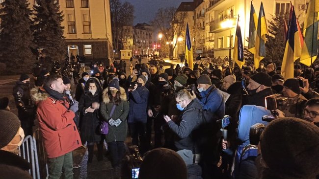 Возле Офиса Зеленского прошла акция Дезинфекция с требованием уволить Татарова, Ермака и Венедиктову 17 Возле Офиса Зеленского прошла акция Дезинфекция с требованием уволить Татарова, Ермака и Венедиктову 17