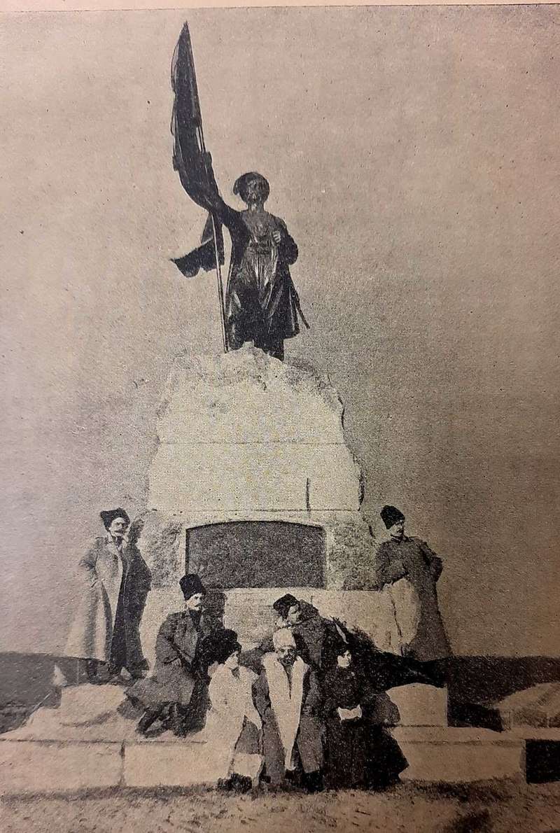 Фото памятника запорожским казакам в Тамани. dqxikeidqxidqeant