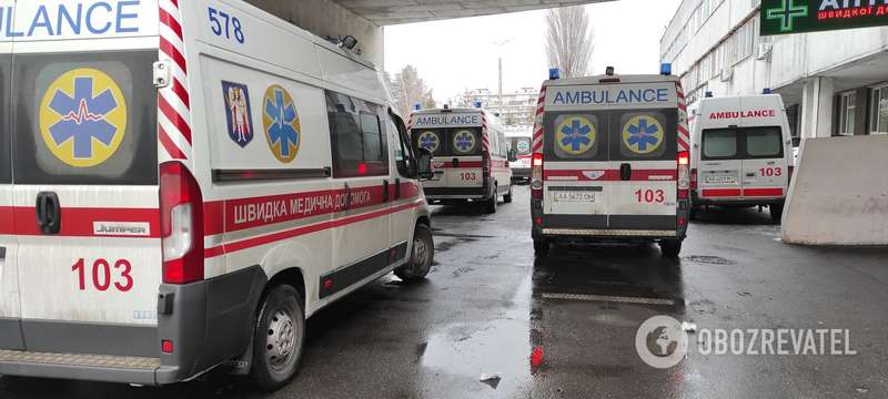 Машины с пациентами приезжают постоянно.