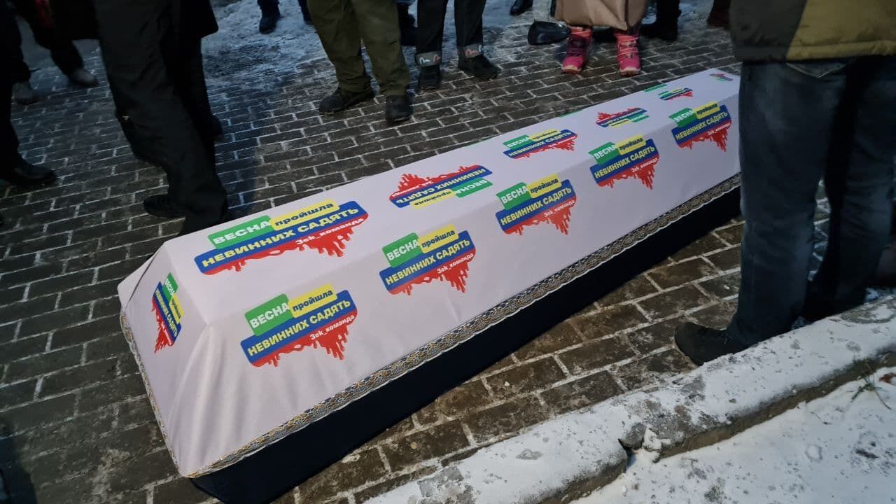 Активисты принесли под ОП гроб dqxikeidqxidqeant