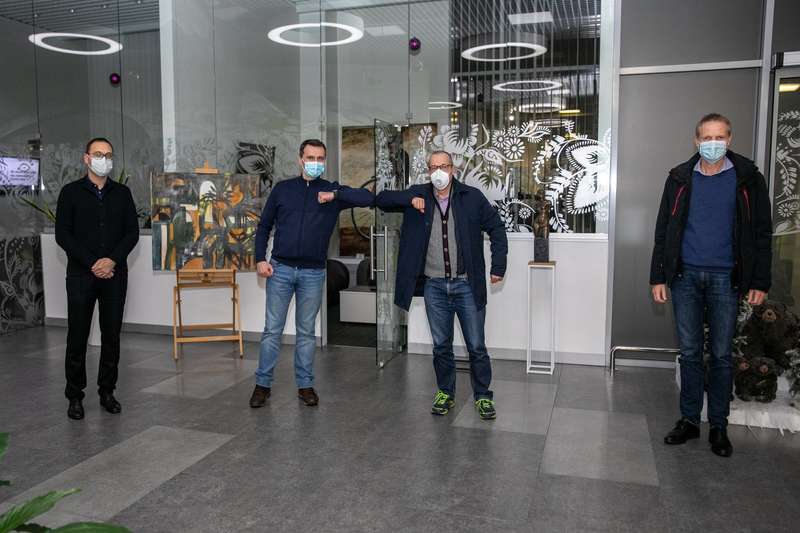 В условия пандемии, Виктор Ляшко и представитель ВОЗ поприветствовали друг-друга прикасанием локтей dqxikeidqxiqduant