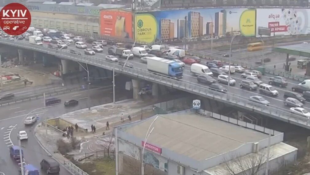 Момент падения столбов на Шулявском мосту. dqxikeidqxidqrant