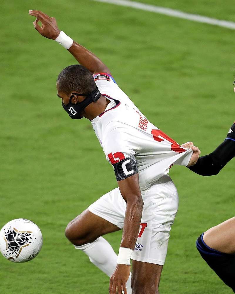 Джерри Бенгтсона схватили за футболку dqxikeidqxidqeant