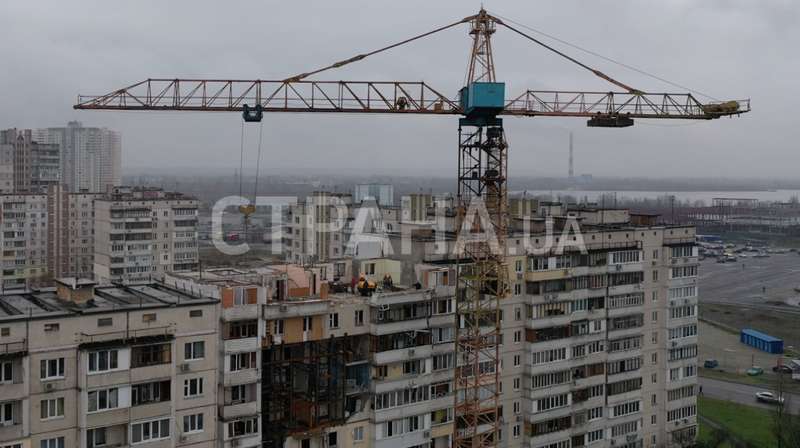 В Дарницком районе начали демонтаж дома. Фото "Страна"