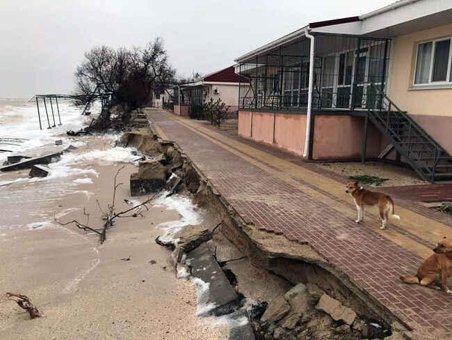 Шторм разрушил брусчатую дорожку