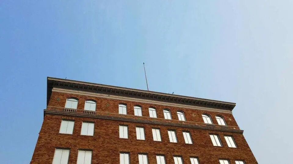 С посольства РФ в Сан-Франциско сорвали флаги dqxikeidqxidqeant