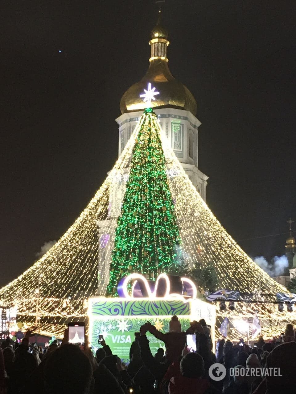 На Софийской площади зажгли елку. dqxikeidqxidqeant