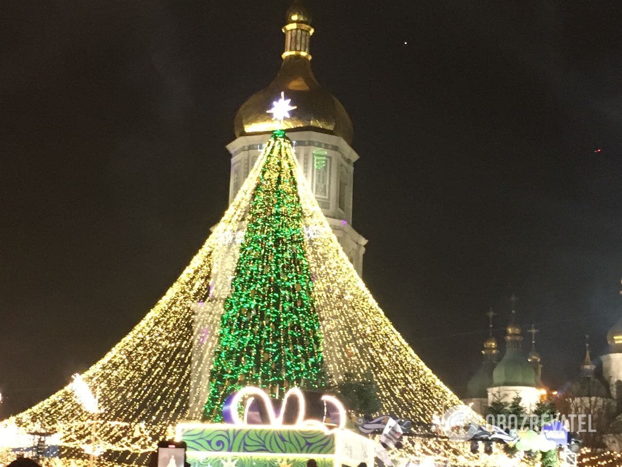 В День Николая зажгли елку.