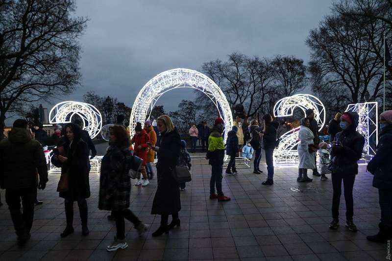 Большинство людей были без масок