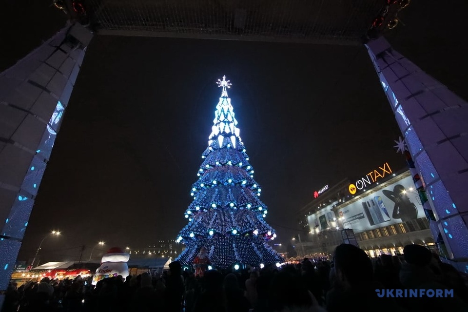 В Харькове зажгли огни на главной елке. Фото: Укринформ dqxikeidqxidqrant