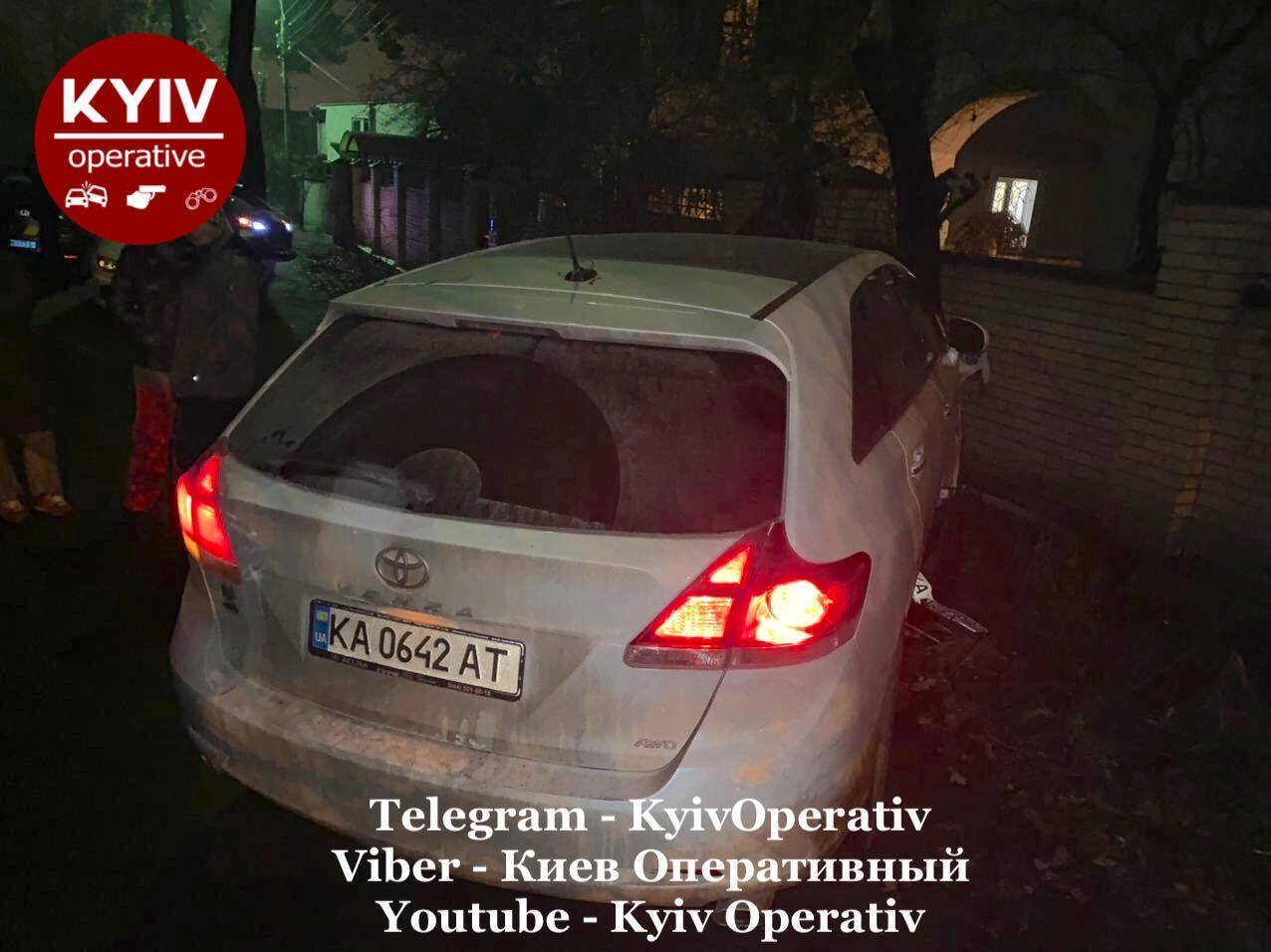 Toyota на пустой дороге протаранила припаркованный Mercedes.