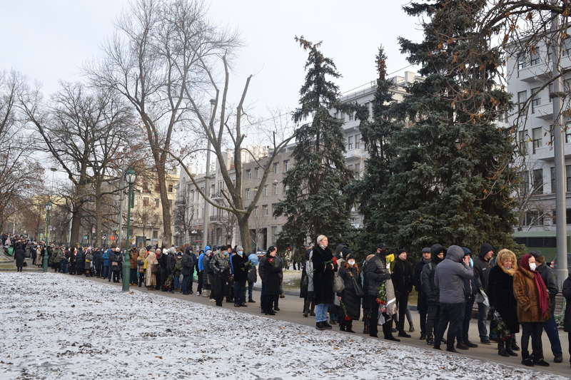 Очередь к оперному театру на прощание с Кернесом